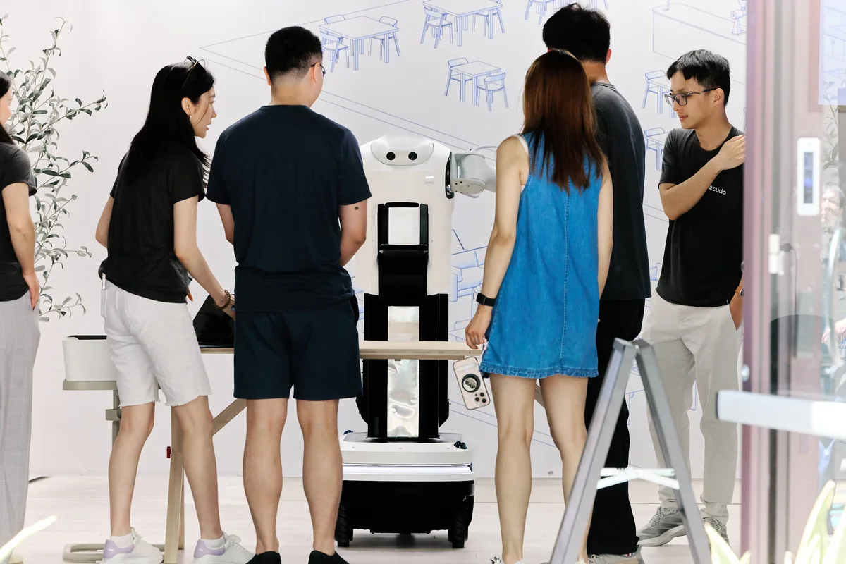 Visitors gather around sudo R1 during a hands-on session at bothaus